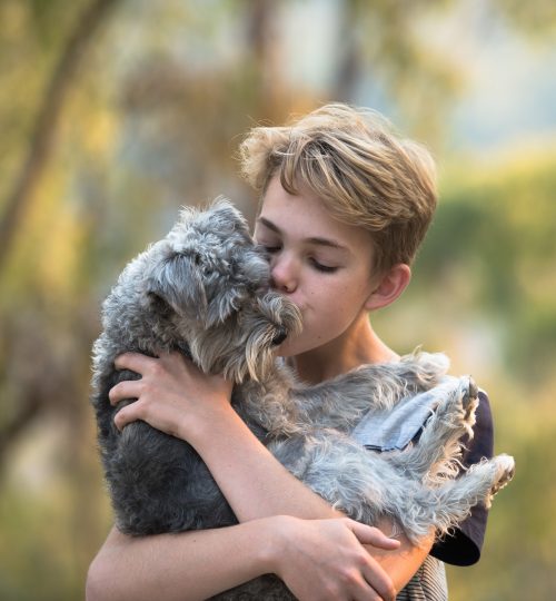 Abrazando perrito